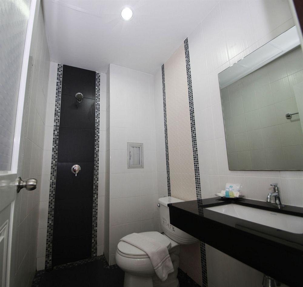 Hotel OYO 75321 Gemma Patong Phuket Exterior foto